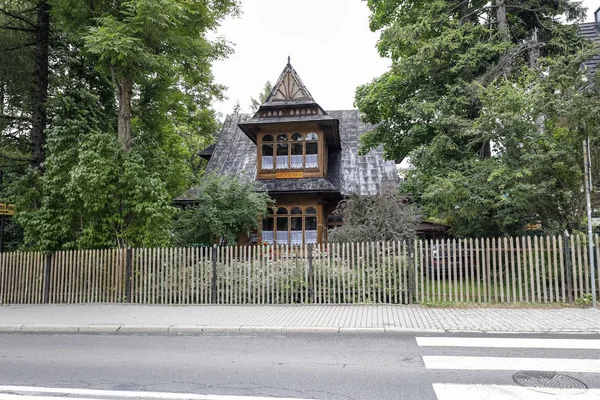 Vecchia villa in legno dietro la recinzione — Foto Stock