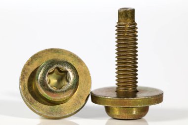 Aynı şekle sahip bu civatalar farklı taraflardan gösteriliyor..