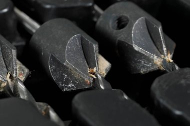 Ahşap matkap ucu hazır. Bu parçalar alet çantasının bir parçası olarak görünür..