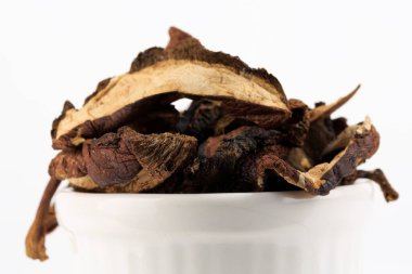 Bir porsiyon kurutulmuş yaban mantarı küçük beyaz bir kaseye kondu..