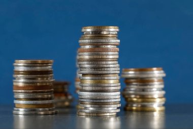 Burada değişik yüksekliklerde istiflenmiş bozuk paralar var..