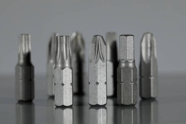 Değiştirilebilir tornavida parçaları. Değiştirilebilir tornavida parçaları gri bir arkaplanda görünür.