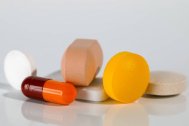 Çeşitli şekillerde ve çeşitli renklerde tabletler.