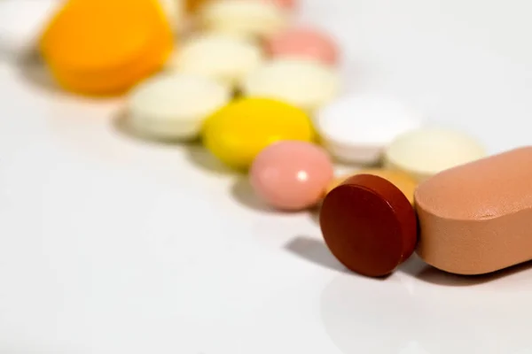 Çeşitli Haplar Tabletlerin Çeşitli Şekilleri Renkleri Var — Stok fotoğraf