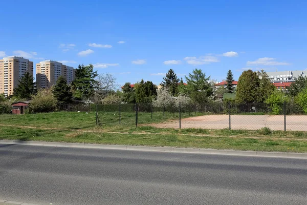 Detrás Calle Hay Jardines Que Parecen Pequeño Parque Urbanización Esta — Foto de Stock