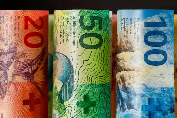 Birkaç Rulo Sviçre Banknotu Ekonomiyi Sunma Fikri Konsepti — Stok fotoğraf
