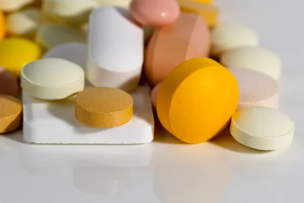 Çeşitli Tabletlerin Çeşitli Şekilleri Renkleri Vardır — Stok fotoğraf