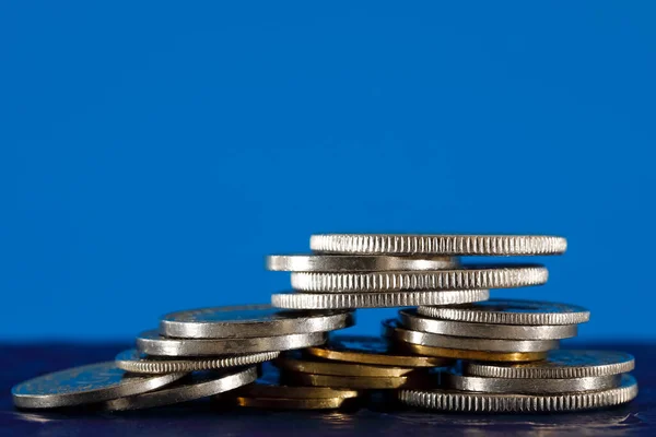 Monedas Suizas Mostradas Sobre Fondo Azul Superficie Que Colocan Estas — Foto de Stock