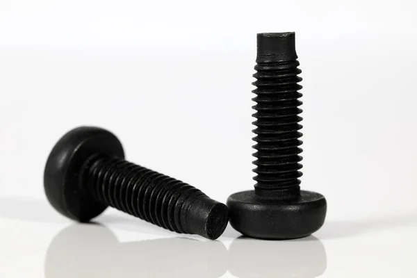 两种形状和用途相同的黑色专用螺栓 — 图库照片