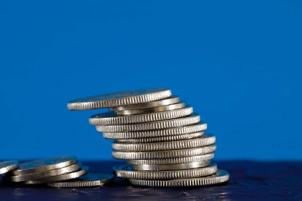 Montones Inestables Monedas Suizas Pueden Ver Fondo Azul Superficie Que —  Fotos de Stock