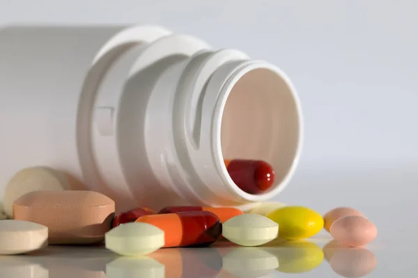 Neredeyse Tüm Farklı Renkli Tabletler Plastik Şişeden Düştü — Stok fotoğraf