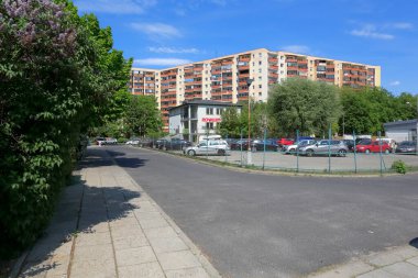 Varşova, Polonya - 10 Mayıs 2020: boş caddenin arkasında büyük bir çoklu aile binası var. Bina yerel bir konut olan Goclaw 'da bulunuyor..