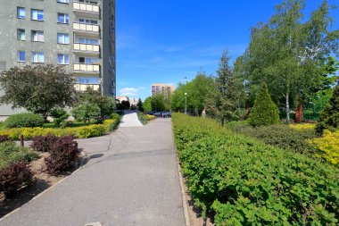 Varşova, Polonya - 10 Mayıs 2020: Çoklu aile binası boyunca uzanan patika boş. Bu manzara Goclaw adında yerel bir konutta görülebilir..