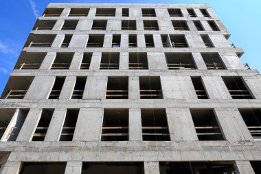 Varşova, Polonya - 10 Mayıs 2020: Büyük bir bina inşa edildi ama onu tamamlamak için hala yapılacak çok iş var. Bu binalar Goclaw adında yerel bir konutta..