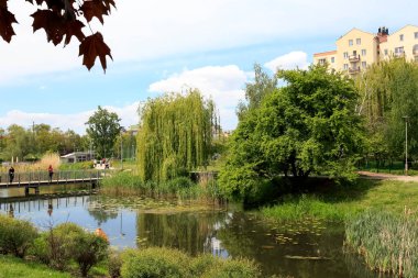 Varşova, Polonya - 15 Mayıs 2020: Bereketli doğa ve göl sakinlerine doğayla doğrudan temas sağlıyor. Goclaw olarak bilinen bir konut..