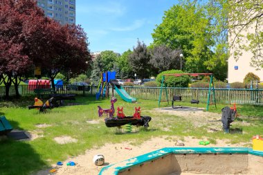 Varşova, Polonya - 10 Mayıs 2020: Salgın sırasında koronavirüsün yayılmasını sınırlamak için oyun alanı kullanım dışı. Bu manzara Goclaw adında yerel bir konutta görülebilir..