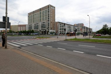 Varşova, Polonya - 19 Mayıs 2020: büyük kavşağın arkasında büyük çoklu aile binaları var. Goclaw adında bir konutun parçası..