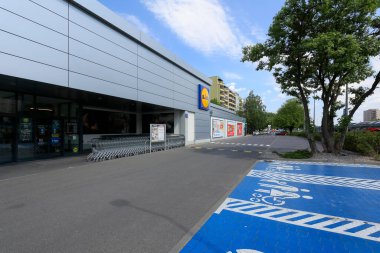 Varşova, Polonya - 10 Mayıs 2020: Goclaw konutlarındaki Lidl Süpermarketinin önündeki yol ve otopark boş. Bu mağaza dünya çapında birçok Alman indirimli süpermarket zincirlerinden biridir..