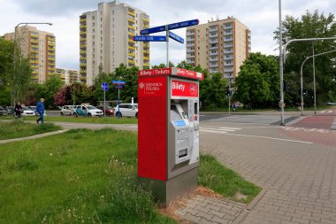 Varşova, Polonya - 19 Mayıs 2020: Toplu taşıma bilet makinesi Goclaw olarak bilinen konutlarda büyük kavşakların yanında duruyor.