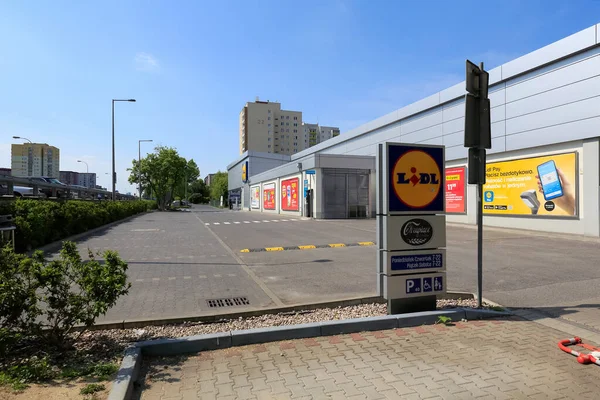 波兰华沙 2020年5月10日 戈克劳住宅区Lidl Supermarket大楼前没有交通 这家商店是世界上许多德国连锁超市中的一家 — 图库照片