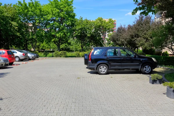 Varsóvia Polônia Maio 2020 Carros Estavam Estacionados Pequeno Parque Estacionamento — Fotografia de Stock