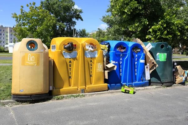 波兰华沙 2020年5月22日 废物分类箱被放置在Goclaw住宅区的街道上 — 图库照片