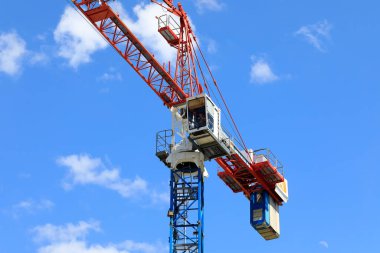 Varşova, Polonya - 29 Mayıs 2020: İnşaat vinci güneşli gökyüzünün arka planında görülebilir. Goclaw konutlarındaki inşaat alanının üstünde görünüyor..