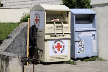 Varşova, Polonya - 29 Mayıs 2020: Bu iki konteynır bunların içinde kullanılmış giysiler toplamak için kuruldu. Bu konteynırlar Goclaw konutlarında bulunuyor..