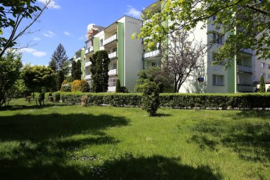 Varşova, Polonya - 22 Mayıs 2020: çok ailelik konutların yakınında geniş bir çim. Burası Goclaw konutlarının bir parçası..