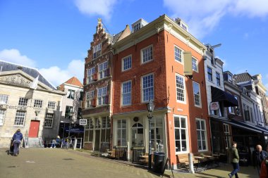 Delft, Hollanda - 10 Ekim 2019: Şehrin tarihi mimarisinin tuğla cepheleri. Şehir, tarihi, mimarisi ve sanatı nedeniyle dünyaca ünlü bir turistik merkezdir..