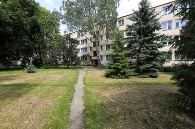 Varşova, Polonya - 16 Haziran 2020: Saska Kepa konutları, birçok bitkinin doğayla doğrudan temas kurması için birbirine yakın çok sayıda ev barındıran bir alan..