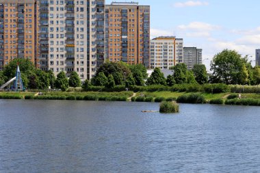 Varşova, Polonya - 29 Mayıs 2020: Parkın yakınında, gölün kıyısında Goclaw bölgesinin sakinlerine doğayla doğrudan temas sağlayan çok aileli yerleşim yerleri bulunmaktadır..