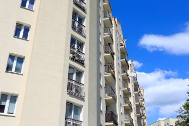 Varşova, Polonya - 22 Mayıs 2020: Çağdaş çoklu aile binasının cephesi günışığına çıkarıldı. Goclaw adında bir konutta görülmüş..