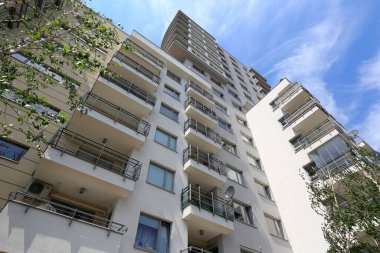 Varşova, Polonya - 26 Haziran 2020: büyük konut binası. Bu manzara, birbirine yakın çok sayıda insanın yaşadığı Goclaw konutlarını gösteren bir detay sadece..