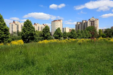 Varşova, Polonya - 22 Mayıs 2020: Goclaw konutlarının birçok çok ailelik konutları park alanlarının arkasında görülebilmektedir.