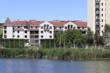 Varşova, Polonya - 29 Mayıs 2020: Parkın ve gölün yanında Goclaw konutlarının sakinlerine doğayla doğrudan temas sağlayan çok aile konutları bulunmaktadır..