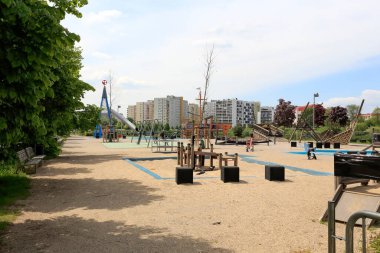 Varşova, Polonya - 15 Mayıs 2020: Bir salgın sırasında virüsün yayılmasını sınırlamak için geniş bir oyun alanı ve tüm ekipmanları kullanımdan çıkarıldı. Burası Goclaw olarak bilinen bir konutun parçası..