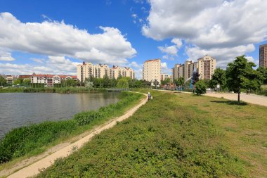 Varşova, Polonya - 2 Haziran 2020: Göl yerleşim alanındadır ve çok aileli binalar uzaktan görülebilir. Bu konut Goclaw olarak bilinir..