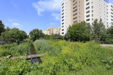Varşova, Polonya - 26 Haziran 2020: Goclaw adında büyük bir konut arazisinin sadece bir parçası olan çeşitli apartman bloklarına doğru bakın.