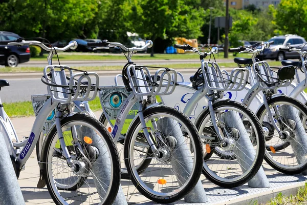 Varsóvia Polônia Maio 2020 Uma Fileira Bicicletas Que Foram Estacionadas — Fotografia de Stock