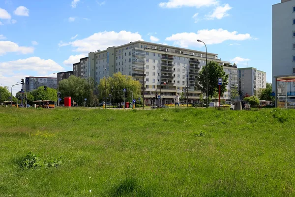 Varsóvia Polônia Maio 2020 Atrás Grande Gramado Estão Edifícios Residenciais — Fotografia de Stock