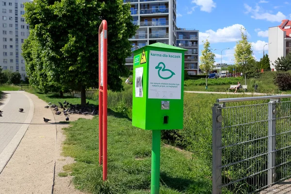 波兰华沙 2020年6月2日 这个绿色的小盒子是一个自助的小商店 你可以在那里购买口粮来喂养住在这里的许多鸟类 在Goclaw区 — 图库照片