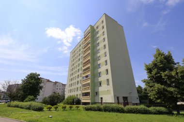 Varşova, Polonya - 26 Haziran 2020: büyük bir apartman bloğuna doğru bakın. Birçok ailenin yaşadığı bina Goclaw malikanesinde görülebiliyor..