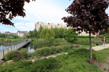 Varşova, Polonya - 15 Mayıs 2020: Güzel doğa ve konut arazisindeki büyük göl sakinlere doğayla doğrudan temas sağlıyor. Goclaw olarak bilinen yerel bir konut..