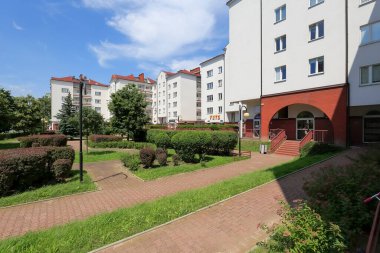 Varşova, Polonya - 26 Haziran 2020: Çağdaş apartmanlar ve yeşil santraller. Burası Goclaw olarak bilinen yerleşim yeridir. Birçok yerleşimci çok sayıda büyük binalarda yaşar..