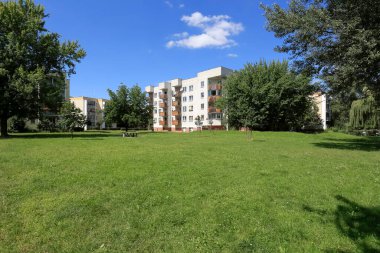 Varşova, Polonya - 05 Ağustos 2020: yerleşim yerlerinin yakınında büyük bir çim. Bu binalar Goclaw denen bir konutun parçası..