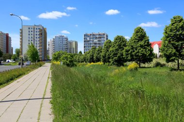 Varşova, Polonya - 22 Mayıs 2020: Park alanındaki bir patika Goclaw konutlarının birçok çok ailelik konutlarına çıkar..