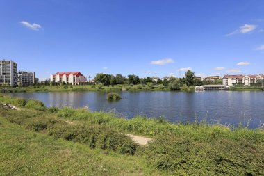 Varşova, Polonya - 05 Ağustos 2020 Gölü ve yakınındaki apartmanların bulunduğu park Goclaw adında bir konut..