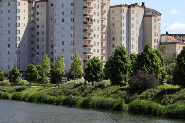 Varşova, Polonya - 29 Mayıs 2020: Park ve göl yakınlarındaki çoklu aile konutları Goclaw konutlarının sakinlerine doğayla doğrudan temas sağlamaktadır..