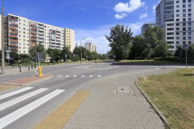 Varşova, Polonya - 05 Ağustos 2020: trafiği olmayan küçük bir kavşak. Bu sokaklar Goclaw konutlarının hemen yanında kesişiyor..